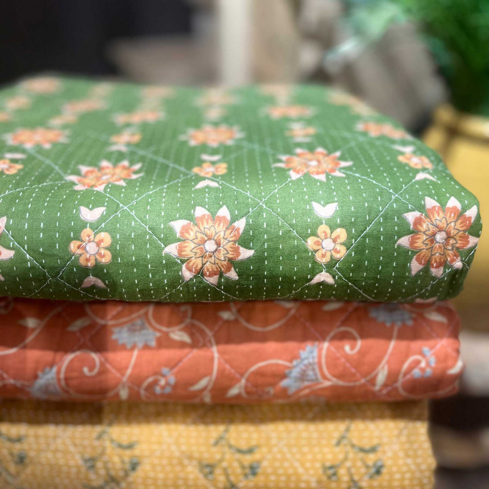 Plaid vert avec imprimé petites fleurs orange en coton matelassé