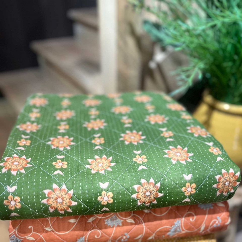 Plaid vert avec imprimé petites fleurs orange en coton matelassé