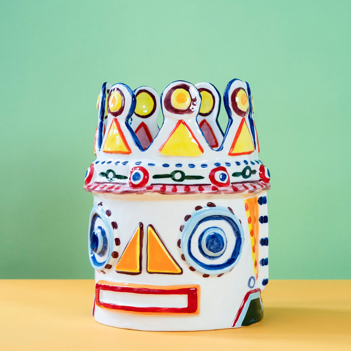 Apportez une touche artistique et colorée à votre intérieur avec ces vases en grès émaillé, peint à la main, inspiré des légende