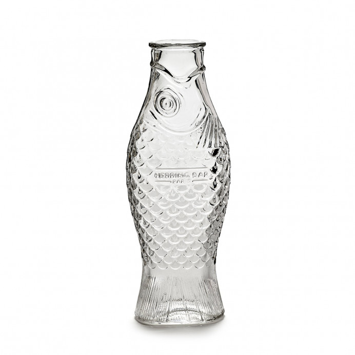 Apportez une touche ludique et vintage à votre table avec cette carafe 0,85 litre Fish & Fish en verre pressé par Paola Navone d
