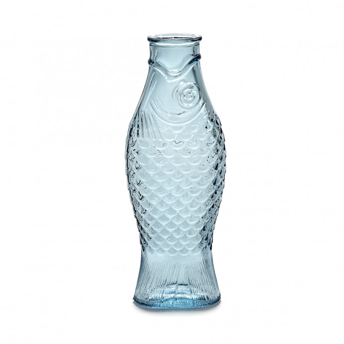 Apportez une touche ludique et vintage à votre table avec cette carafe 0,85 litre Fish & Fish en verre pressé par Paola Navone d