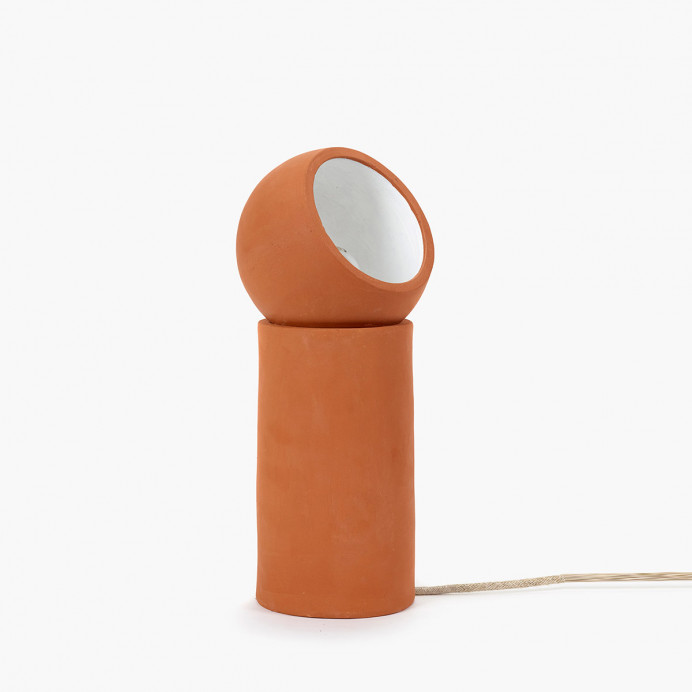 Lampe de table Terra en terracotta par Lauren Van Driessche chez Serax.