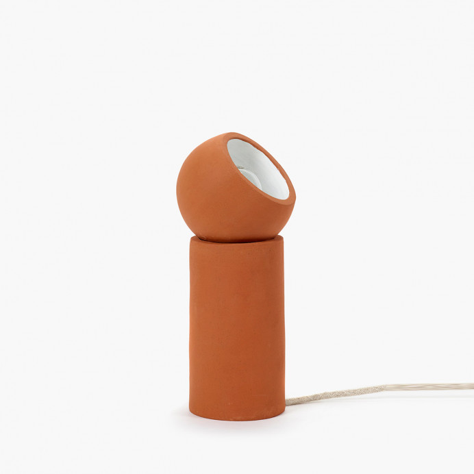 Lampe de table Terra en terracotta par Lauren Van Driessche chez Serax.