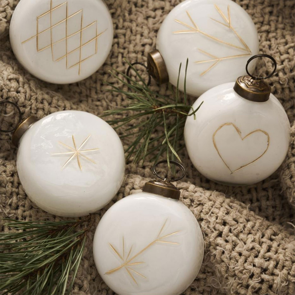 Boules de noel en verre blanc mat avec incrustations