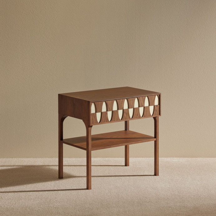 Table de chevet en bois Écailles Maison Sarah Lavoine, façade à motif de vague et tablette basse