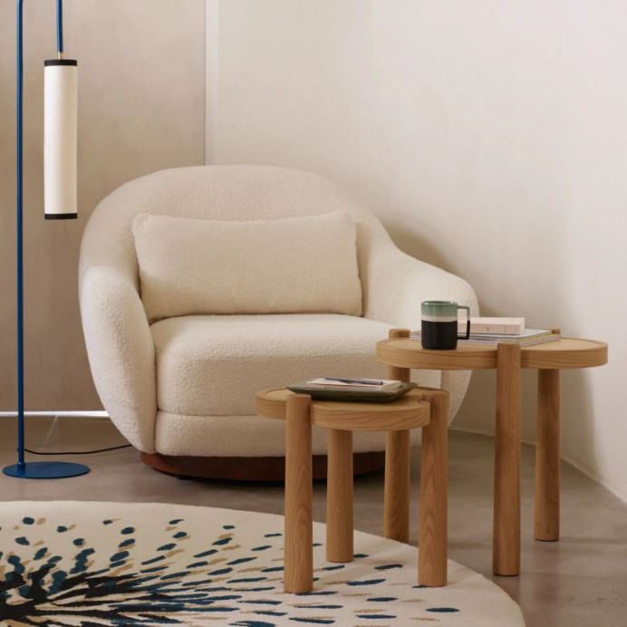 Fauteuil Bozzolo Maison Sarah Lavoine, accoudoirs enveloppants et plinthe ronde en placage de chêne