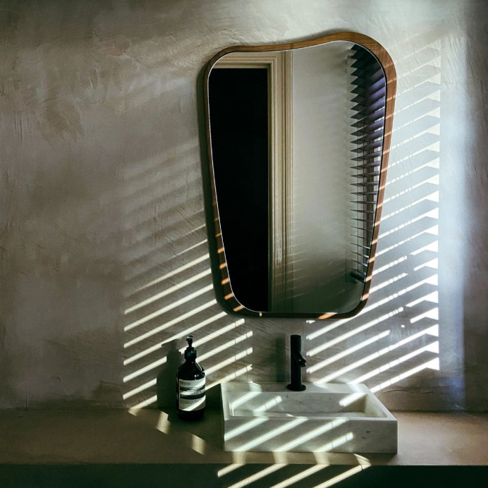 Miroir en noyer Organique Maison Sarah Lavoine, cadre en noyer huilé à la ligne ondulée