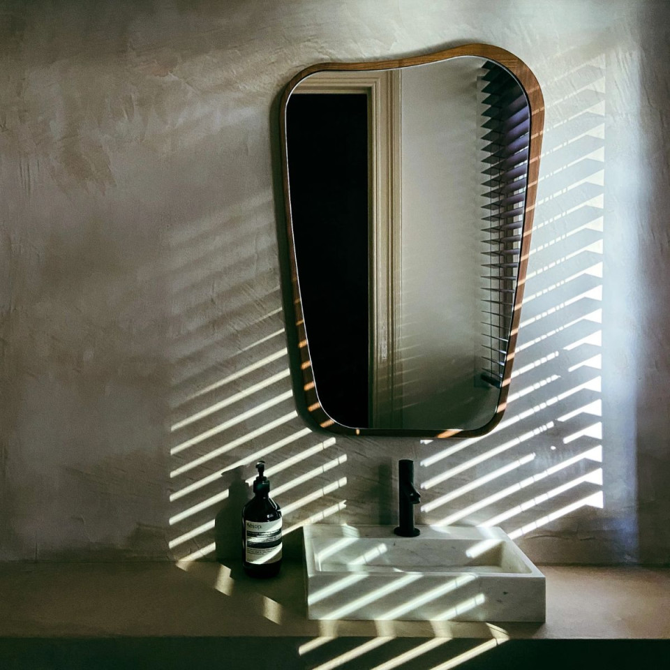 Miroir en noyer Organique Maison Sarah Lavoine, cadre en noyer huilé à la ligne ondulée