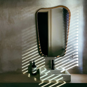 Miroir en noyer Organique Maison Sarah Lavoine, cadre en noyer huilé à la ligne ondulée