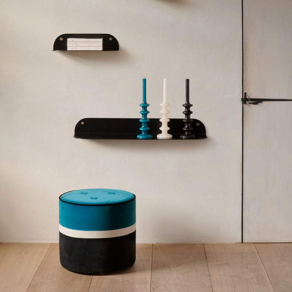 Pouf en velours Léo Maison Sarah Lavoine, revêtement en trois bandes et passepoil