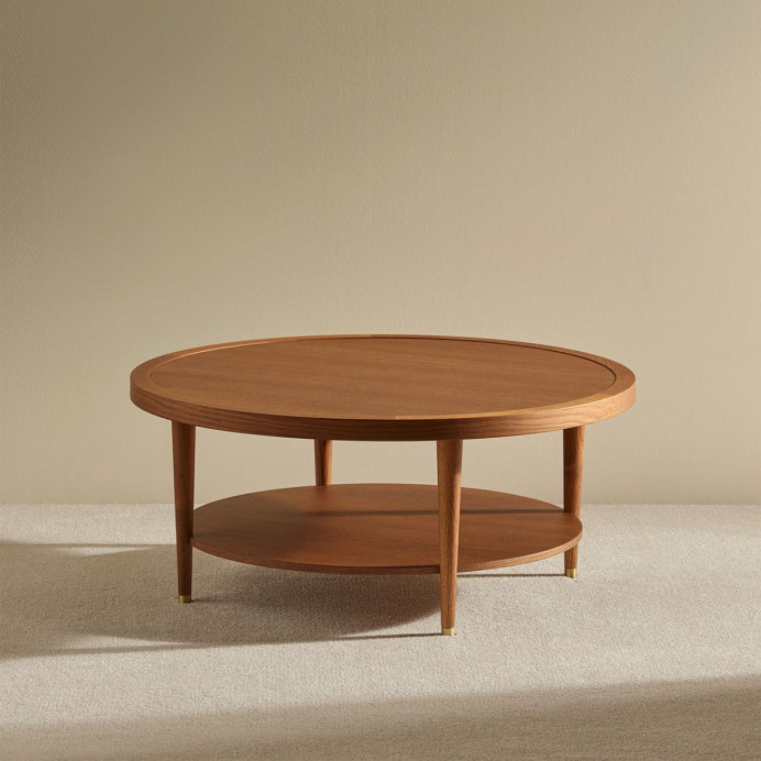 Table basse ronde en chêne Puzzle Maison Sarah Lavoine, plateau rond, étagère et sabots en laiton